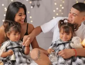 Daniela Celis con Thiago Medina y sus hijas