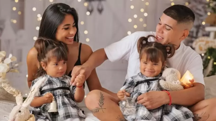 Daniela Celis con Thiago Medina y sus hijas