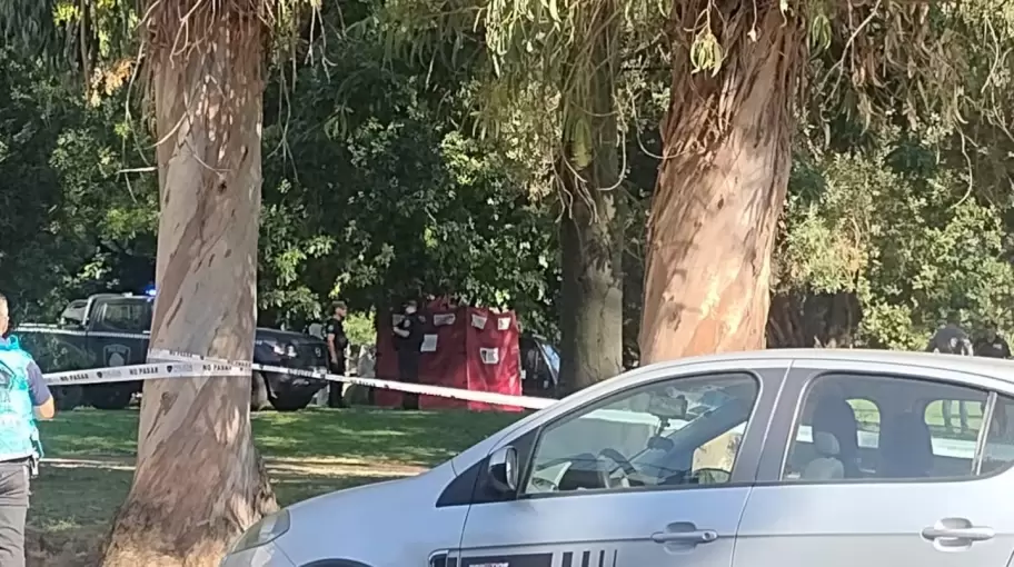 Hallan muerto a un hombre con un cuchillo clavado en el pecho en el Parque Mugica