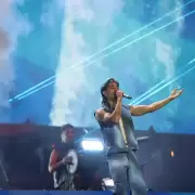 Un celular vol� con fuerza sobre el escenario y provoc� el reto de Luck Ra en pleno show:  "De verdad, es peligroso"