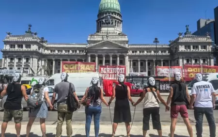 Trabajadores de prensa encadenados frente al Congreso