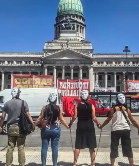 Trabajadores de prensa encadenados frente al Congreso