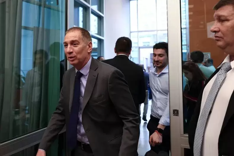 Diego Santilli se instal� en el Congreso para vigilar a sus aliados en el senado mientras debaten la reforma laboral