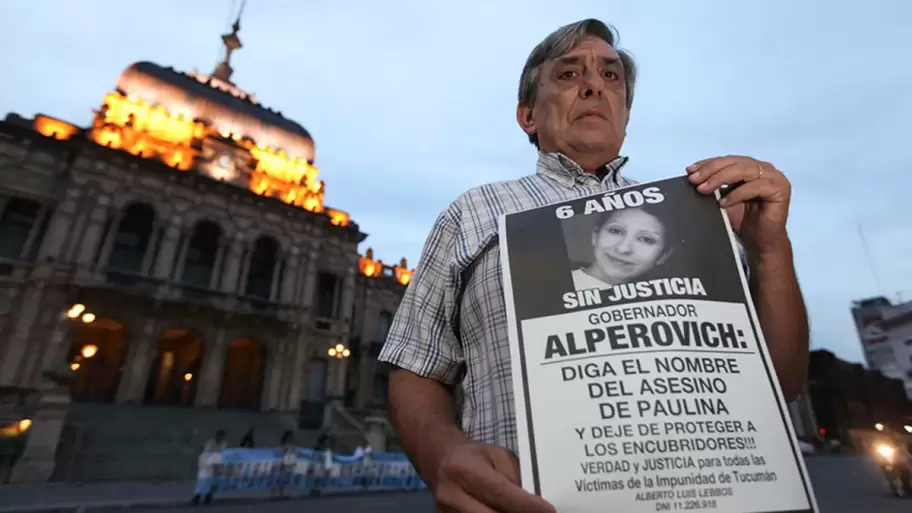 Alberto con una foto de su hija Paulina Lebbos