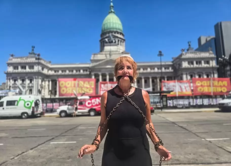 Nancy Pazos junto a otros trabajadores de prensa se encaden� frente al Congreso