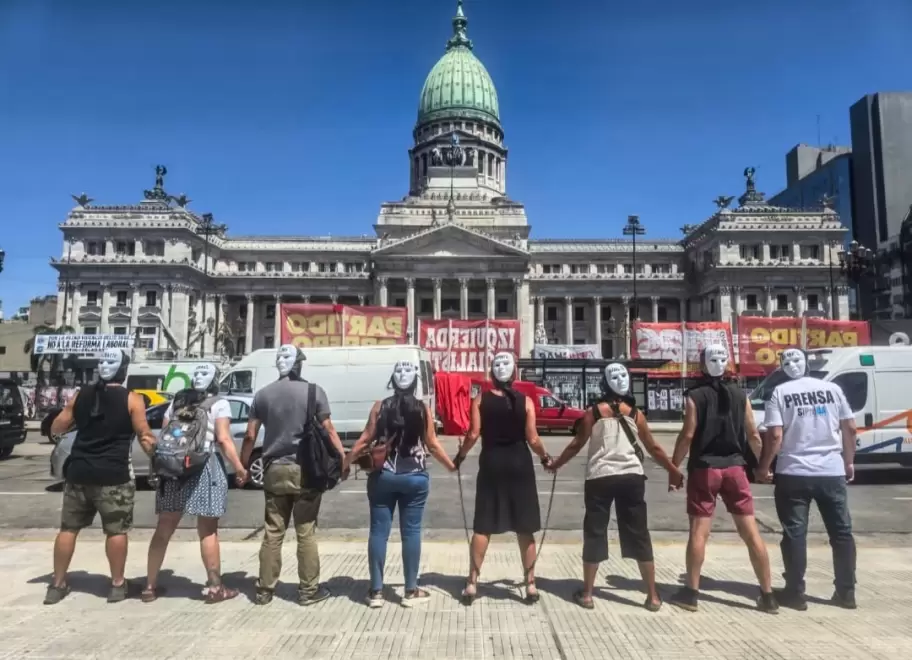 Trabajadores de prensa encadenados frente al Congreso