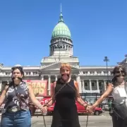 Trabajadores de prensa encadenados frente al Congreso en contra de la reforma laboral