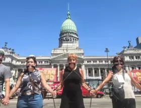 Trabajadores de prensa encadenados frente al Congreso