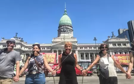 Trabajadores de prensa encadenados frente al Congreso