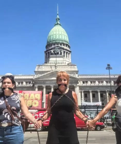 Trabajadores de prensa encadenados frente al Congreso