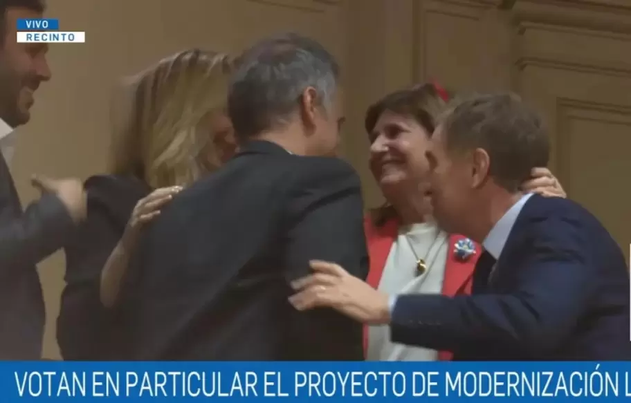 Karina Milei, Bullrich, Adorni y Santilli celebraron el triunfo en el Senado entre abrazos y risas
