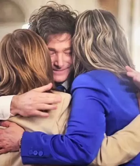 Javier Milei abrazando a Patricia Bullrich y a Alejandra Monteoliva