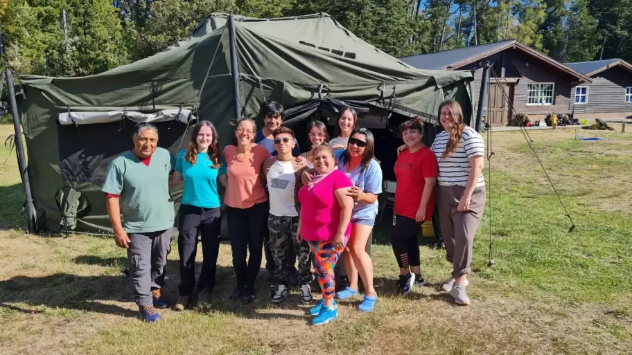 Cuando los brigadistas terminan su jornada que superan las 12 horas, al final del día los espera una planta educativa con voluntarios que los ayudan