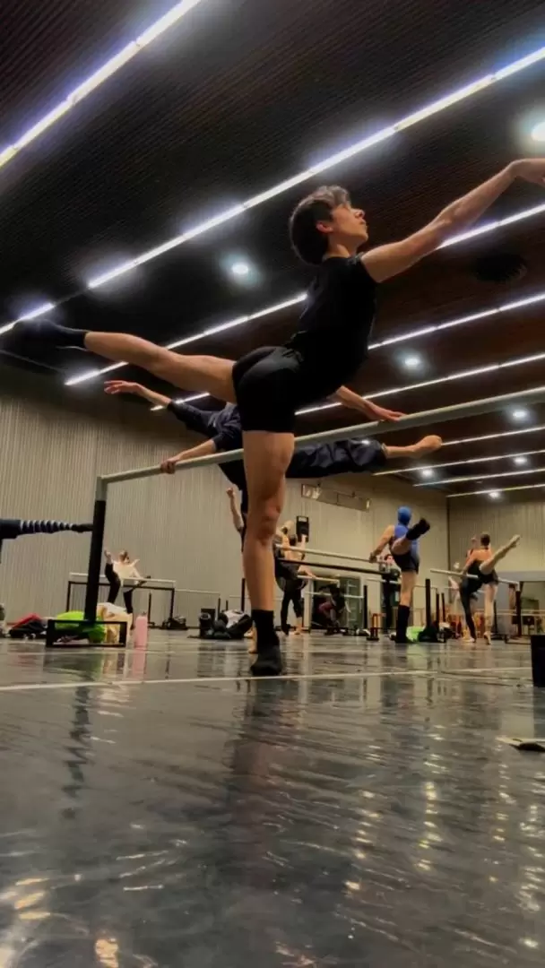 El bailarín Valentín Fresno del Teatro Colón fue víctima de comentarios homofóbicos