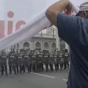 Tensi�n y represi�n en el Puente Pueyrred�n por la reforma laboral: violencia institucional sin l�mites