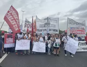 Los trabajadores de Fate cortando la Panamericana en reclamo de la reincorporaci�n.