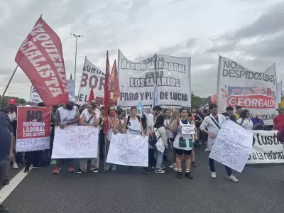 Los trabajadores de Fate cortando la Panamericana en reclamo de la reincorporaci�n.