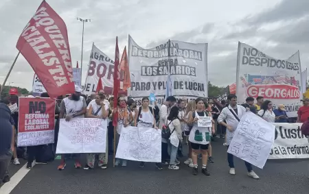 Los trabajadores de Fate cortando la Panamericana en reclamo de la reincorporaci�n.