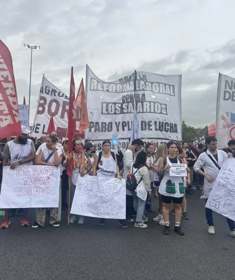 Los trabajadores de Fate cortando la Panamericana en reclamo de la reincorporaci�n.
