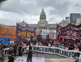 Diferentes agrupaciones gremiales se manifiestan frente al Congreso en repudio a la reforma laboral