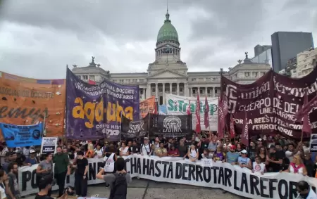 Diferentes agrupaciones gremiales se manifiestan frente al Congreso en repudio a la reforma laboral