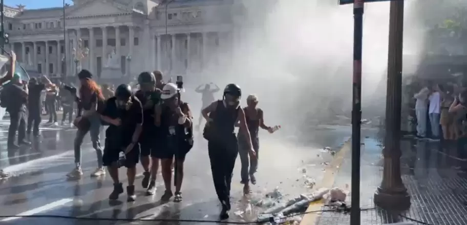 Represion con camiones hidrantes en el congreso