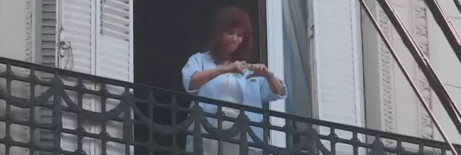 CFK sali� a saludar al balc�n por su cumplea�os