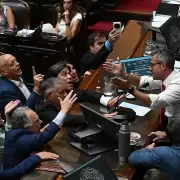 Gritos, forcejeos y fuertes denuncias de compra de voluntades: Diputados aprob� la reforma laboral y la envi� al Senado
