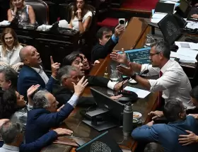 Con esc�ndalo y acusaciones de "Banelco", Diputados aprob� la reforma laboral y la envi� al Senado
