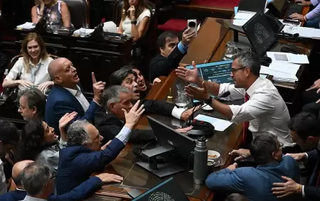 Con esc�ndalo y acusaciones de "Banelco", Diputados aprob� la reforma laboral y la envi� al Senado