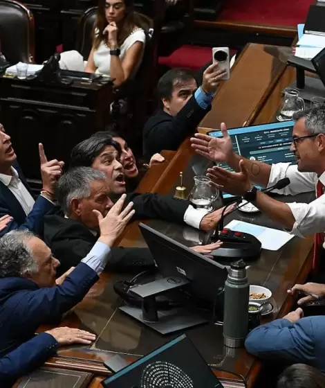 Con esc�ndalo y acusaciones de "Banelco", Diputados aprob� la reforma laboral y la envi� al Senado