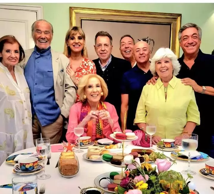 Mirtha y el ritual de siempre: tarde de domingo tomando el té con amigos en su casa