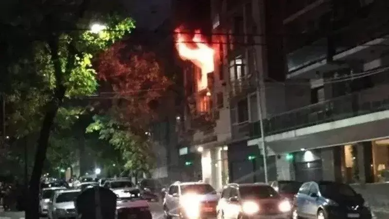 El incendio ocurri� el 16 de mayo de 2022, en el piso 22 "F" de un edificio ubicado en Aguilar al 2300.