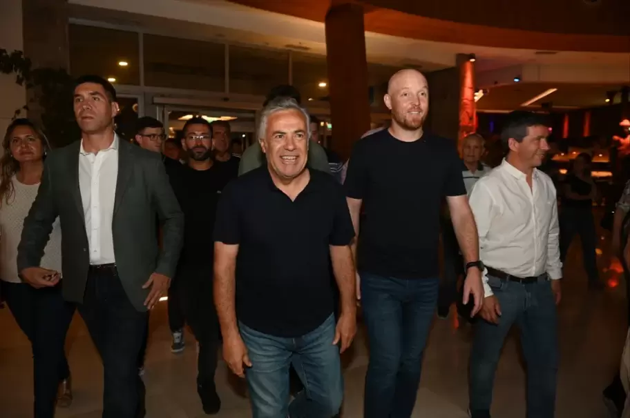 Alfredo Cornejo, Esteban Allasino y Facundo Correa Llano festejaron