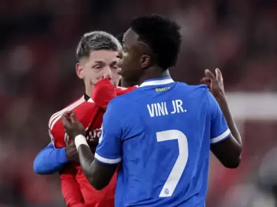 Gianluca Prestianni en el momento en el que se tapa la boca para insultar a Vinicius Jr.