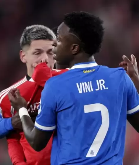 Gianluca Prestianni en el momento en el que se tapa la boca para insultar a Vinicius Jr.