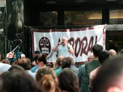 Julio Piumato a la cabeza de la protesta de UEJN