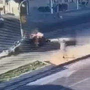 Llevaba a siete personas en el auto, se metió en el Metrobús y fue aplastado por un colectivo: fuego y tres heridos de gravedad