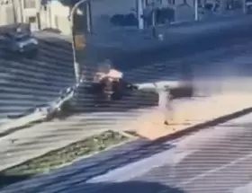 Una bola de fierros y llamas: as� qued� el Renault 9 en el que viajaban siete personas y que fue impactado por un colectivo en La Matanza.