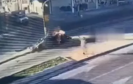 Una bola de fierros y llamas: as� qued� el Renault 9 en el que viajaban siete personas y que fue impactado por un colectivo en La Matanza.