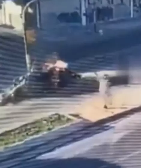 Una bola de fierros y llamas: as� qued� el Renault 9 en el que viajaban siete personas y que fue impactado por un colectivo en La Matanza.