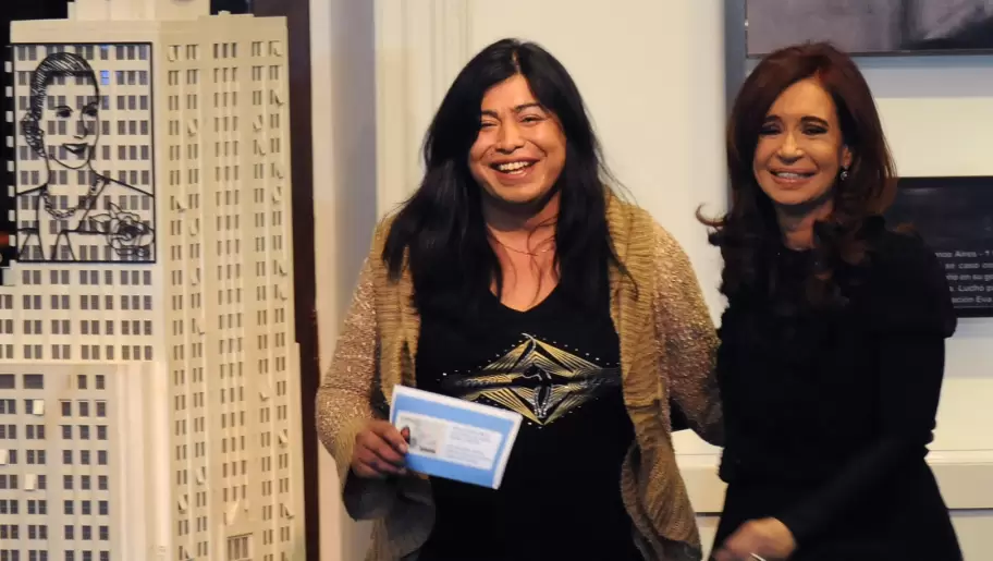 Cristina Fern�ndez de Kirchner el d�a en el que le dio su DNI a Diana Sacay�n