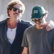 Filtran las fotos de Pedro Pascal y Rafael Olarra juntos: manito en la cola y besito en el hombro