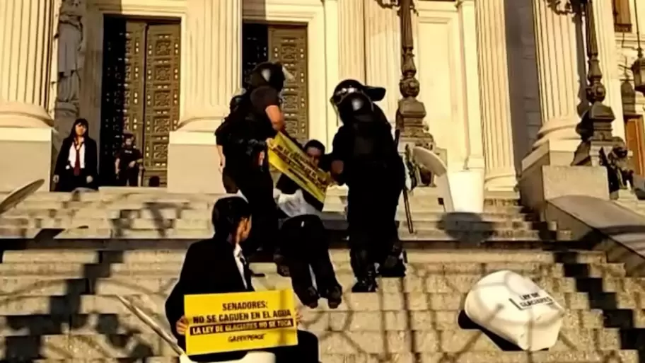 Activistas saltaron la reja del Congreso y hay detenidos