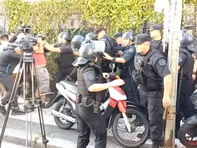 La Polic�a Federal agredi� y detuvo a un camar�grafo de A24