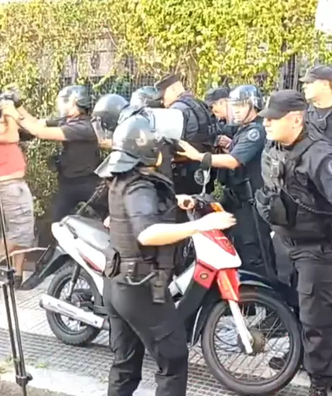 La Polic�a Federal agredi� y detuvo a un camar�grafo de A24