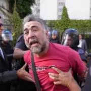 Bullrich les soltó la mano: liberaron al camarógrafo golpeado en el Congreso y le iniciaron un sumario al policía agresor