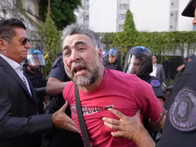 Facundo Tedeschini al ser detenido por la Polic�a Federal Argentina mientras cubr�a una represi�n a ambientalistas en el Congreso.