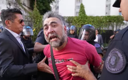 Facundo Tedeschini al ser detenido por la Polic�a Federal Argentina mientras cubr�a una represi�n a ambientalistas en el Congreso.