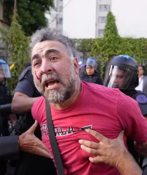 Facundo Tedeschini al ser detenido por la Polic�a Federal Argentina mientras cubr�a una represi�n a ambientalistas en el Congreso.